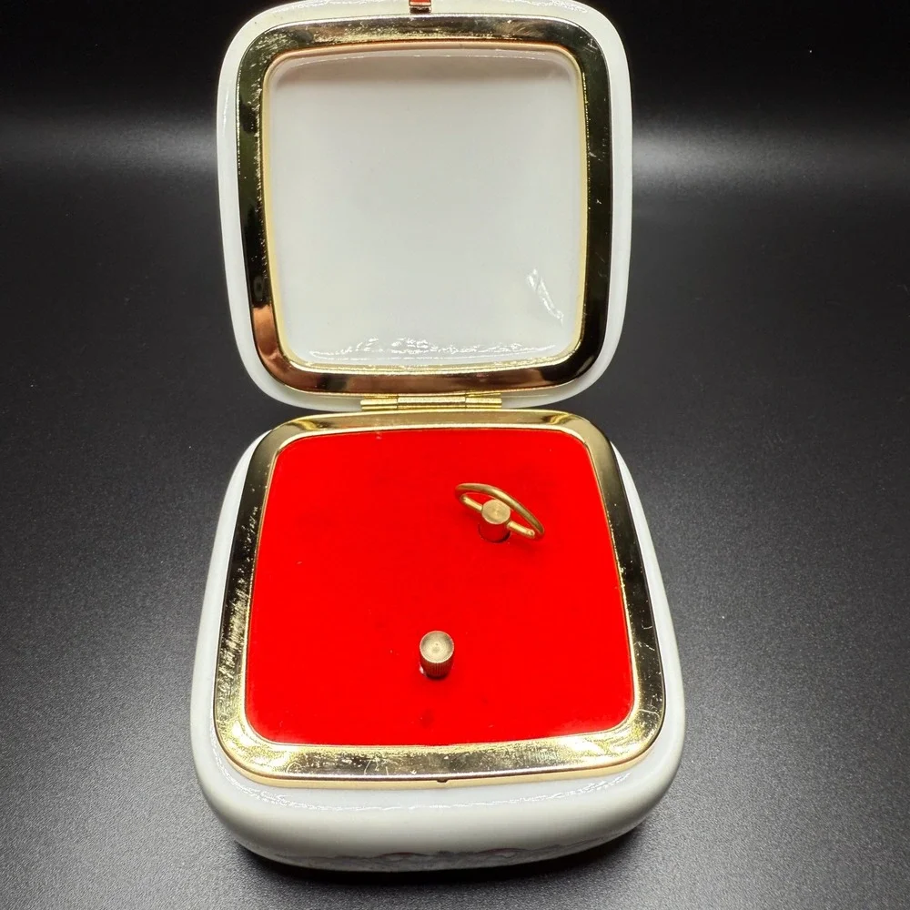 Heritage House Melodies of Christmas Joy To‎ The World Music Box Porcelain